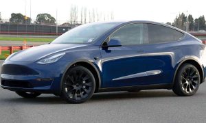 Фото, видео: Tesla запускает продажу новой модели электромобиля