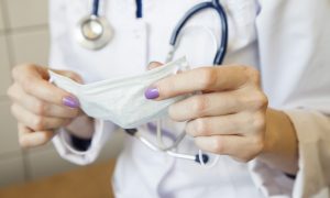 Медики назвали первые симптомы коронавируса