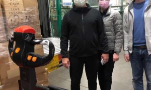 Фото: очередной самолет с партией масок и тестов для Украины уже загружают в Китае