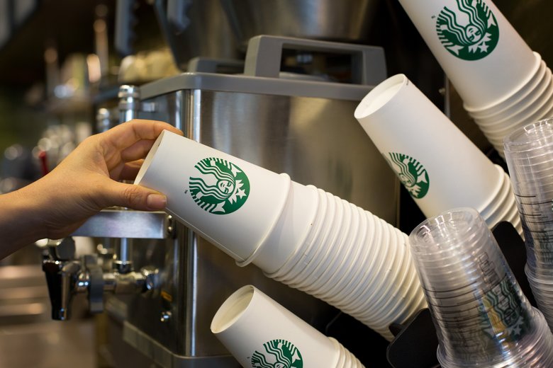 Через коронавірус Starbucks буде продавати каву тільки в одноразових стаканах