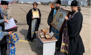 Фото: РПЦ в Украине лечит от коронавируса молитвой с вертолёта