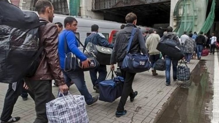 Від'їзд 100 тисяч українців викликав кризу у Польщі - Financial Times