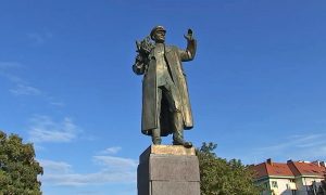 Фото: в Чехии демонтировали памятник советскому маршалу Коневу