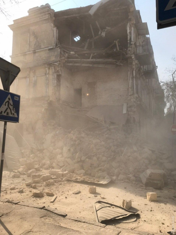 Фото, видео: в центре Одессы обрушился старинный дом