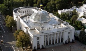 Фото: на внеочередном заседании Рады замечены вооруженные люди