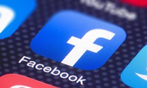 Facebook начал удалять рекламу акций против карантина