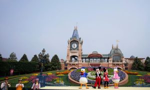 В Шанхае после трех месяцев карантина открылся Диснейленд (фоторепортаж)