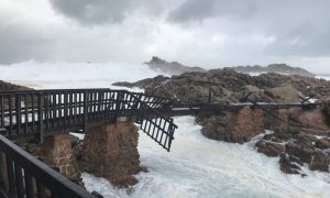 Фото: из-за мощного урагана в Австралии десятки тысяч домов остались без света