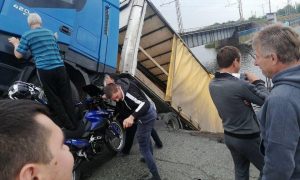 Фото, видео: под Днепром обрушился мост вместе с фурой