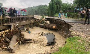 Фото: непогода повредила 500 км дорог и уничтожила 90 мостов на Прикарпатье