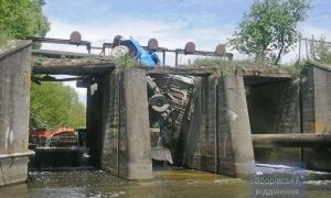 Фото: на Тернопольщине под грузовиком рухнул мост