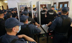 Фото, видео: на суде по активисту Стерненко произошли столкновения с полицией