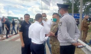 Фото: участники АТО/ООС перекрыли трассу Киев-Чоп из-за земельного вопроса