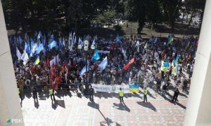 Фото: под ВР проходит митинг против языкового законопроекта Бужанского