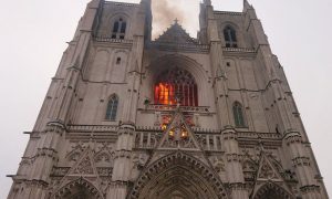 Фото, видео: во Франции горит один из крупнейших готических соборов