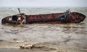 Фото: в Одессе сорвались попытки убрать с пляжа утонувший танкер