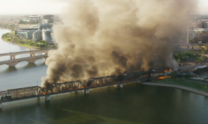 Фото: в США зійшов з рейок і спалахнув потяг, зруйнувавши міст над озером