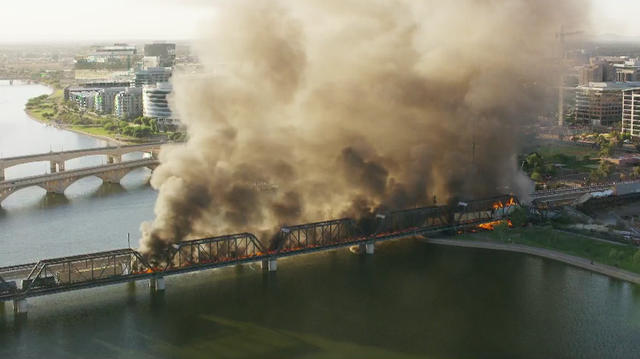 Фото: в США зійшов з рейок і спалахнув потяг, зруйнувавши міст над озером