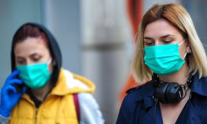 ВОЗ обвинила молодежь в распространении COVID-19 в Европе летом