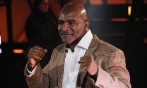 Холифилд показал, как Кличко помогает ему готовиться к возвращению на ринг