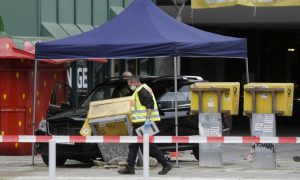 Фото: в Берлине автомобиль врезался в толпу пешеходов