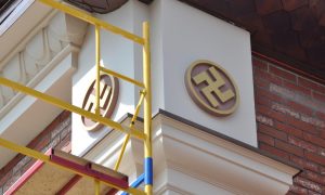 Фото: новостройку в центре Полтавы украсили свастиками