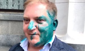 Фото, видео: обливший зелёнкой депутата ОПЗЖ ветеран Погребиський отпущен на поруки