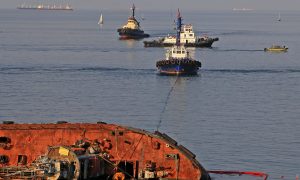 Фото: в Одессе из затонувшего танкера разлилось огромное пятно нефтепродуктов