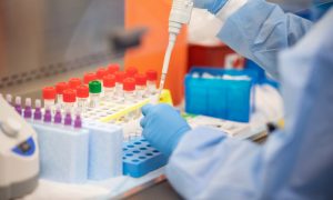 США начнут массовую вакцинацию от коронавируса зимой