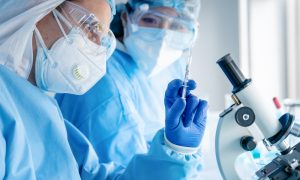 Великобритания готова испытать американскую вакцину против COVID-19 