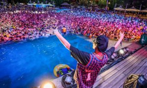 Пока весь мир на карантине, в Ухане провели многотысячную пляжную вечеринку (фото)