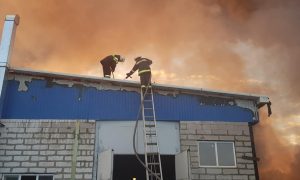 Фото: огонь уничтожил большой склад резиновых изделий в Харьковской области