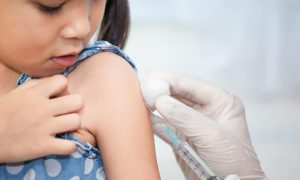 В Минздраве призвали не отказываться от плановой вакцинации во время карантина