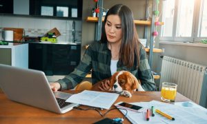 Facebook еще год разрешил своим сотрудникам работать из дома