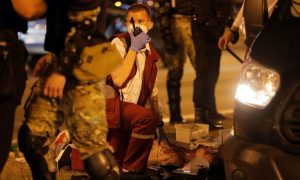 Фото, видео: в ходе протестов в Беларуси погиб человек, штаб оппозиции забаррикадировался