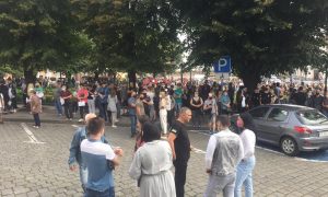 «Голодный карантин»: в Черновцах сотни предпринимателей вышли на протест из-за усиления ограничений (фото)