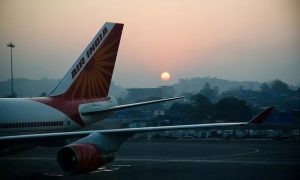 Фото, видео: в индийском аэропорту авиалайнер разломился при посадке