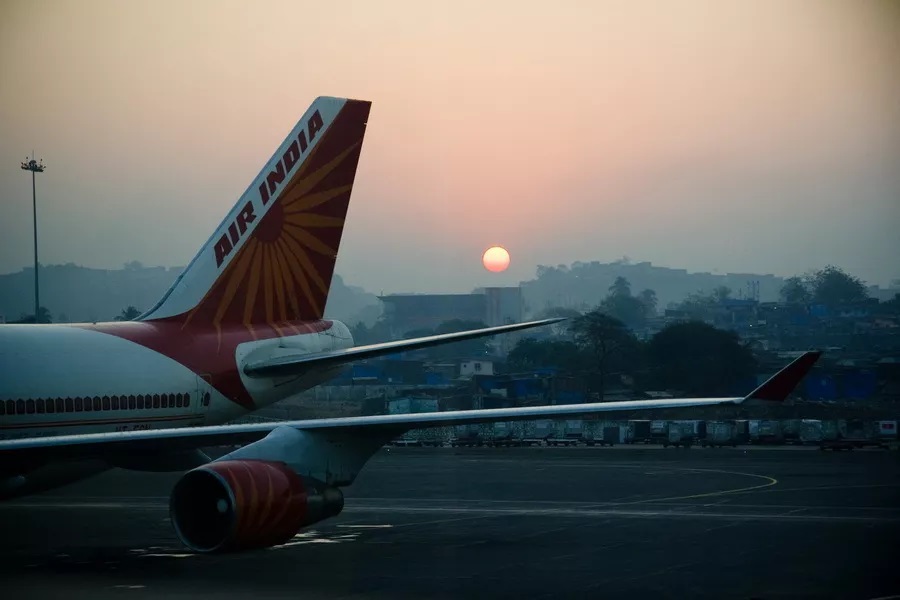 Фото, видео: в индийском аэропорту авиалайнер разломился при посадке