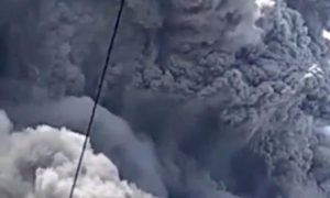 В Индонезии «проснулся» вулкан: Столб пепла достиг 5 километров