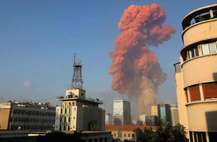 Фото: место взрыва в Бейруте показали из космоса