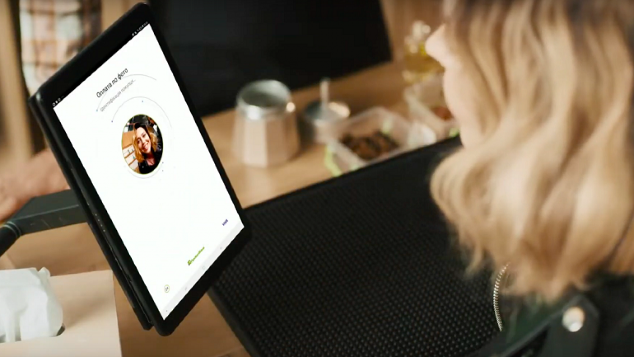 Можно платить лицом: ПриватБанк запустил первые биометрические терминалы