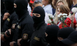 Фото: Лукашенко вывел на улицы Минска женский ОМОН