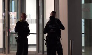 Немецкую клинику с Навальным взяли под круглосуточную охрану