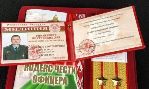 Фото, видео: милиционеры Беларуси поддержали протестующих