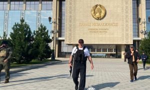 Фото: Лукашенко во время протестов снова позировал с автоматом