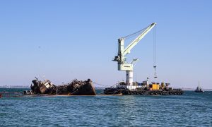 Фото, видео: затонувший под Одессой танкер поставили на киль