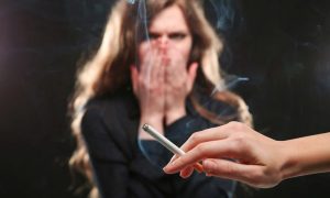 Медики связали пассивное курение и распространение коронавируса