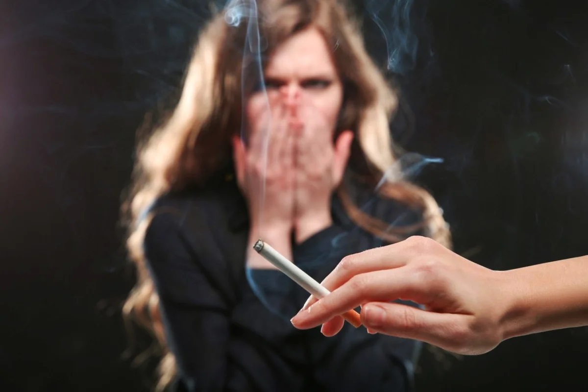 Медики связали пассивное курение и распространение коронавируса