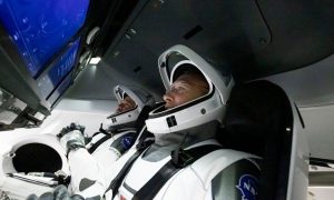 Crew Dragon с двумя астронавтами направляется к Земле - трансляция