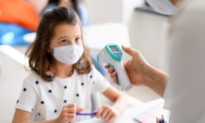 Українці продовжують захворювати на COVID-19 по дві тисячі осіб на день 